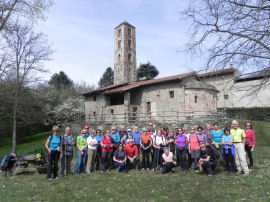 Foto di gruppo durante la sosta alla Chiesa di San Pietro e Paolo in Pessano a Bollengo (38542 bytes)